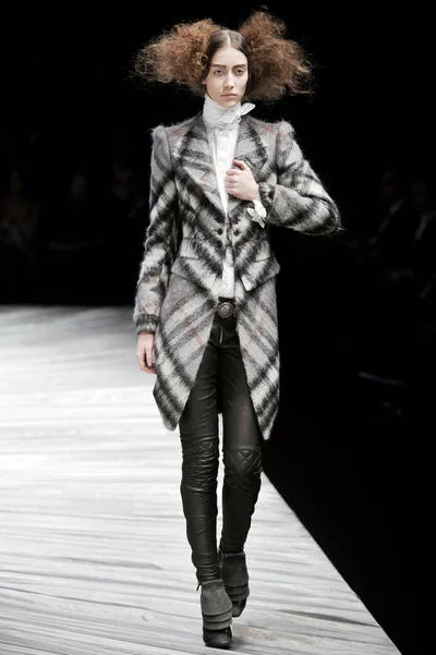 Look 12